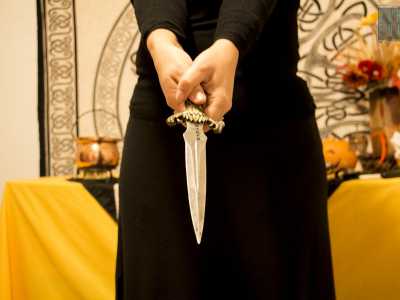 N. afferra l'athame, pugnale dal manico nero con la lama molto appuntita